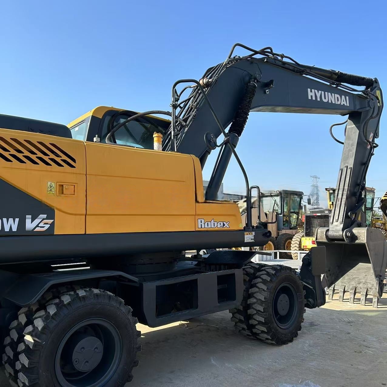 Second - hand HYUNDAI wheeled excavators, models R210W - 9/150